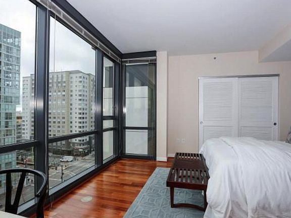 4th image of 260 King St Unit 869