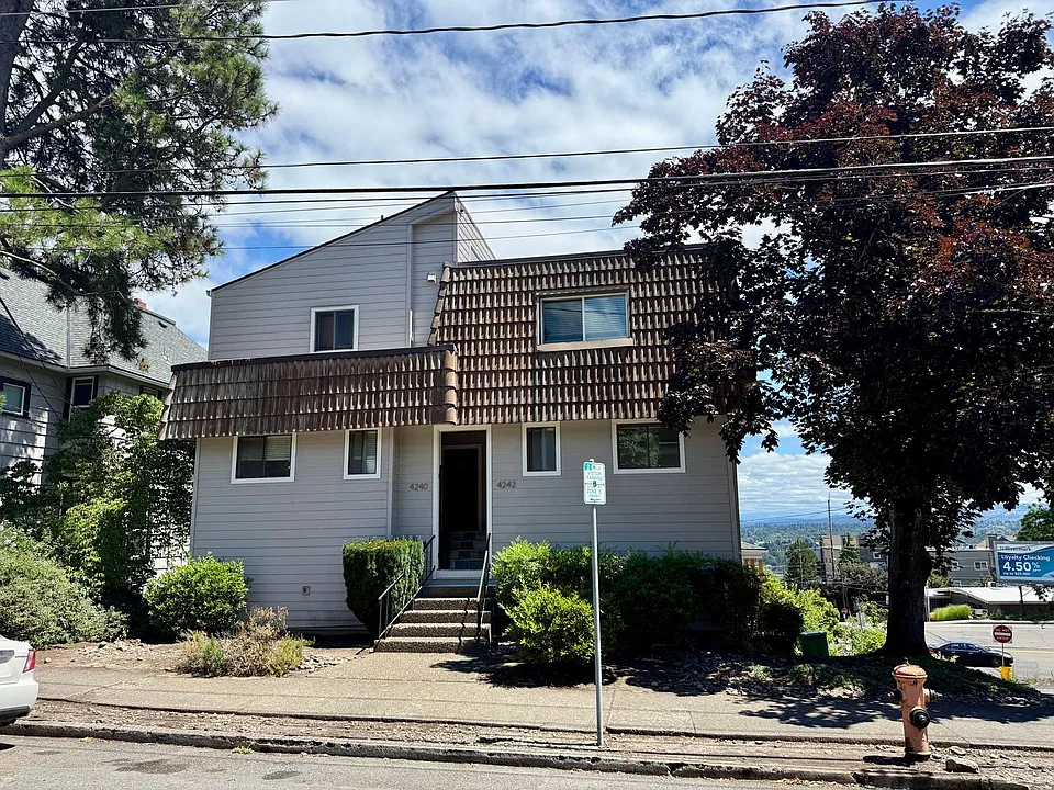 Stunning Custom Duplex-TH w/view deck