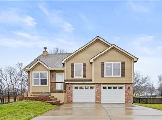302 Amesbury Dr, Smithville, MO 64089