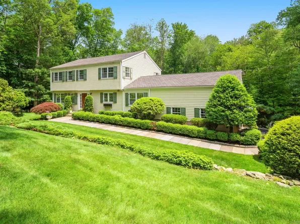 37 Woodridge Circle, New Canaan, CT 06840