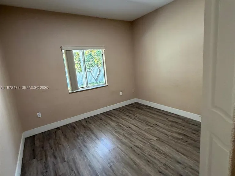718 SE 12th Ter — Photo 12