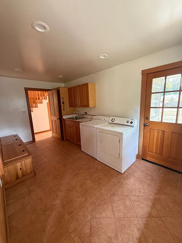 2 bed, 1.5 bath, 1900 sqft, $3,000 — Photo 2