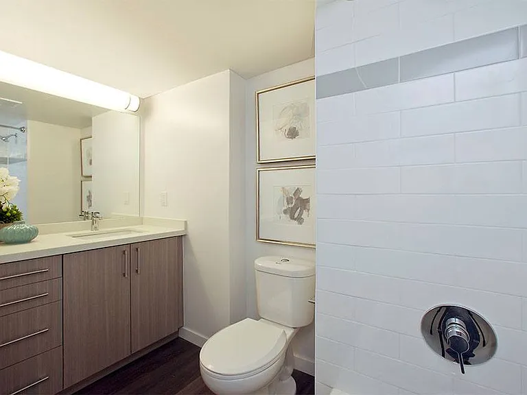 2575 Danforth Ave — Photo 9