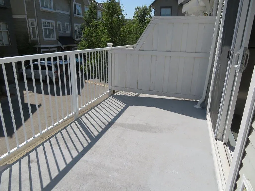 3 bed, 1177 sqft, $2,400 — Photo 3
