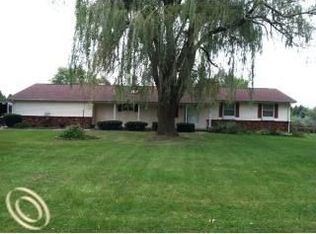 266 Castlewood Dr, Howell, MI 48855
