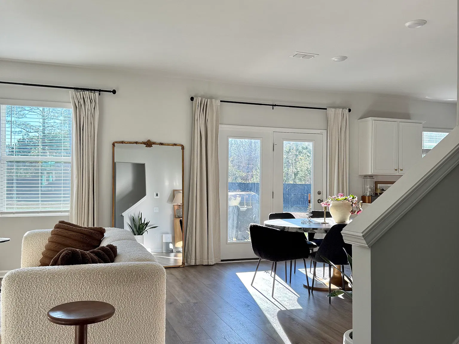 4 bed, 2322 sqft, $3,200 — Photo 2