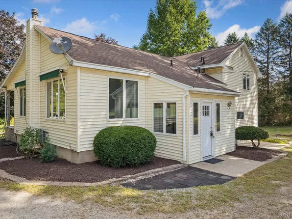 1202 Garden Rd, Milford, MI 48381