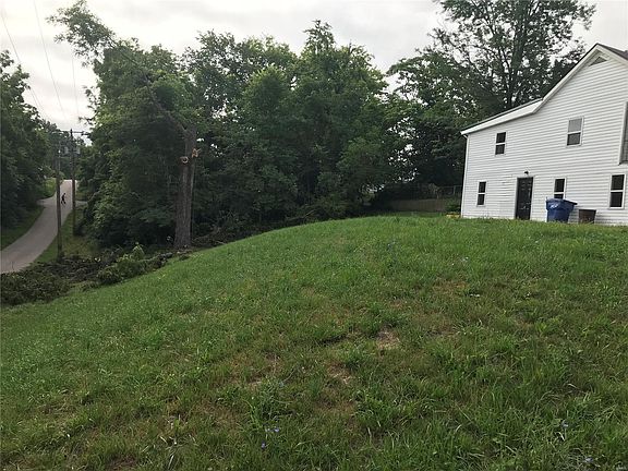 4th image of 202 N Hickory St