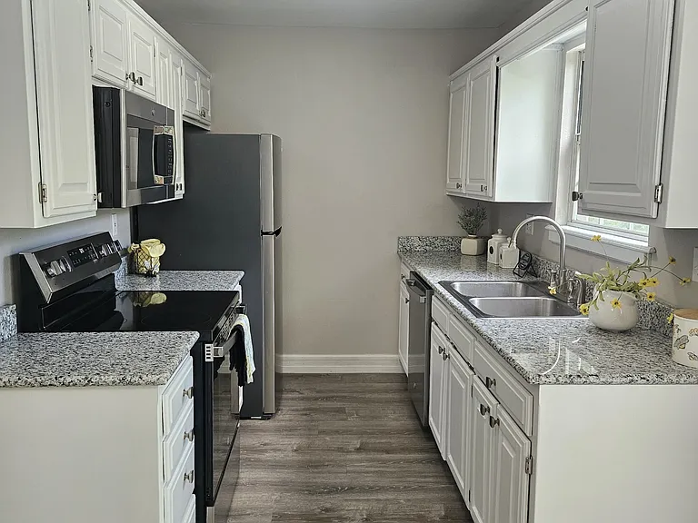 15 Woodsdale Dr #3 — Photo 6
