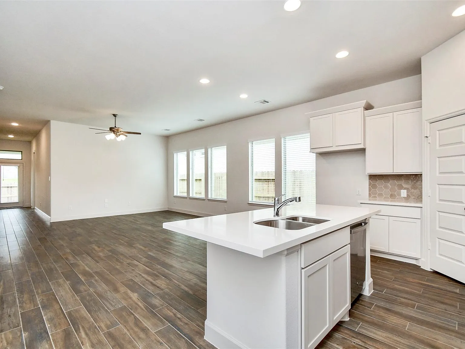 3 bed, 2.5 bath, 1743 sqft, $2,400 — Photo 4