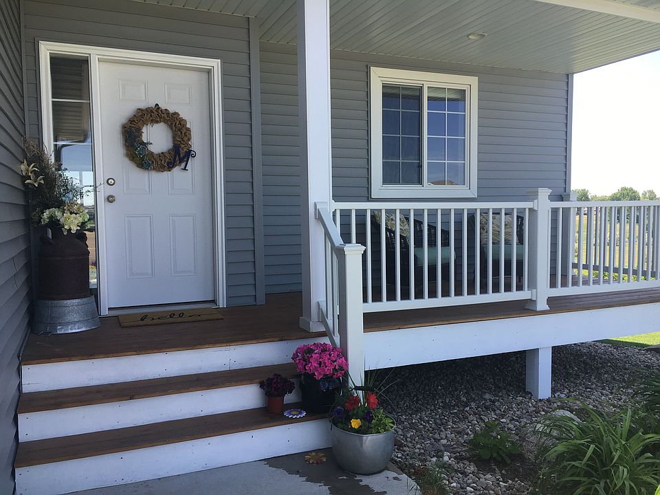Front porch entry to home.