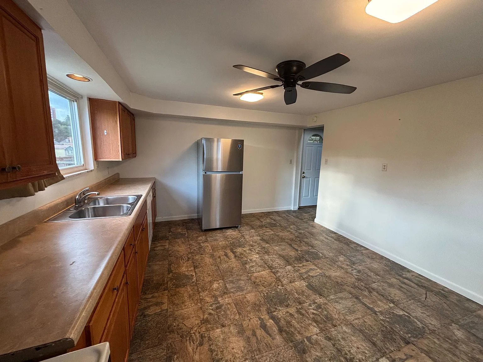 2 bed, 1.5 bath, 1350 sqft, $1,475 — Photo 3