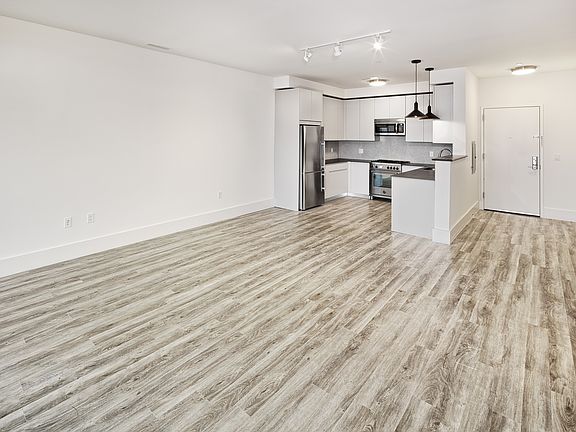 4th image of 391 Palisade Ave Unit 404