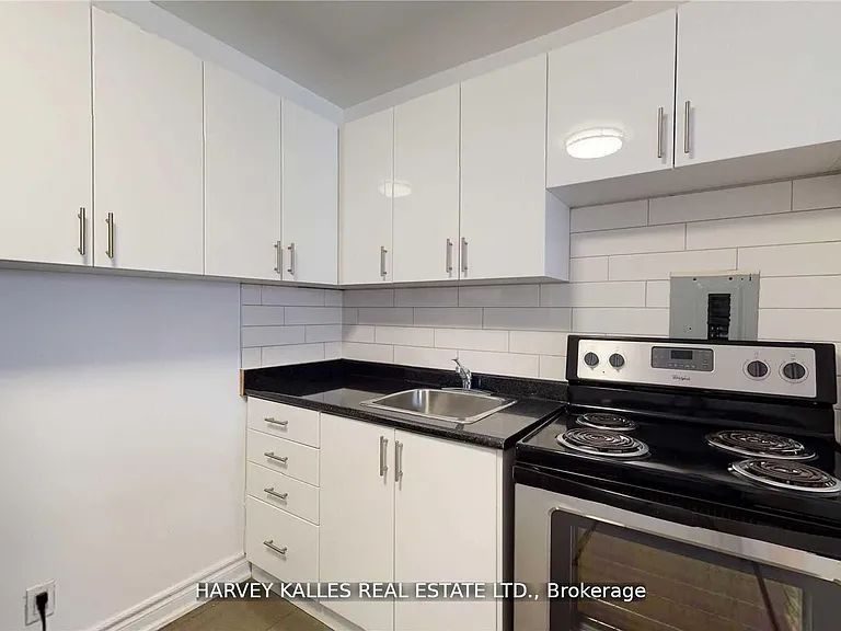 4 Greentree Ct #B3 — Photo 6