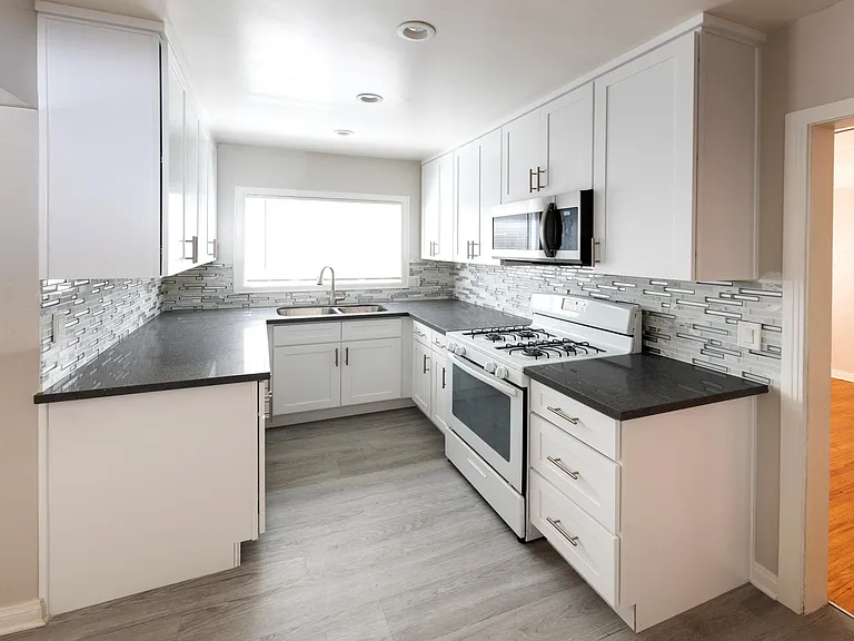 74 Park Ave #A — Photo 2