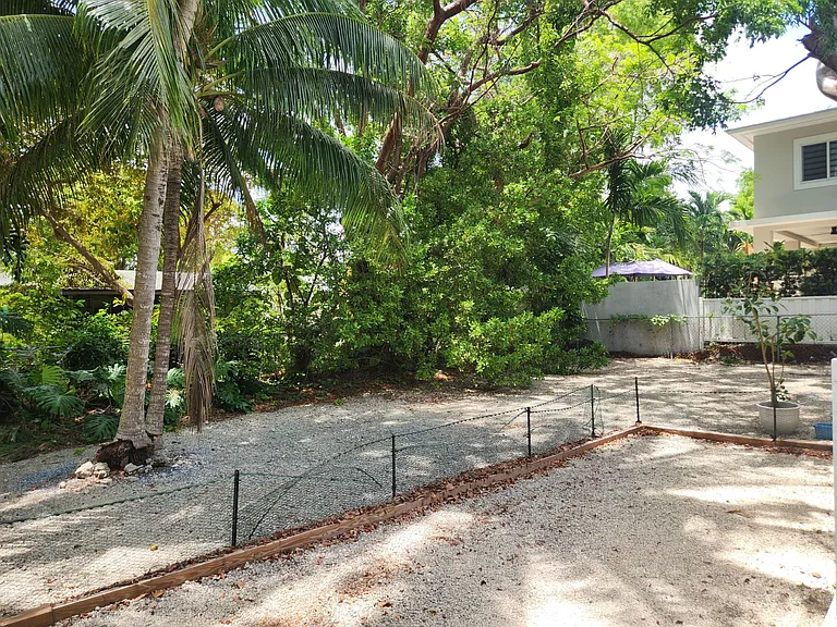 757 Musa Dr — Photo 2