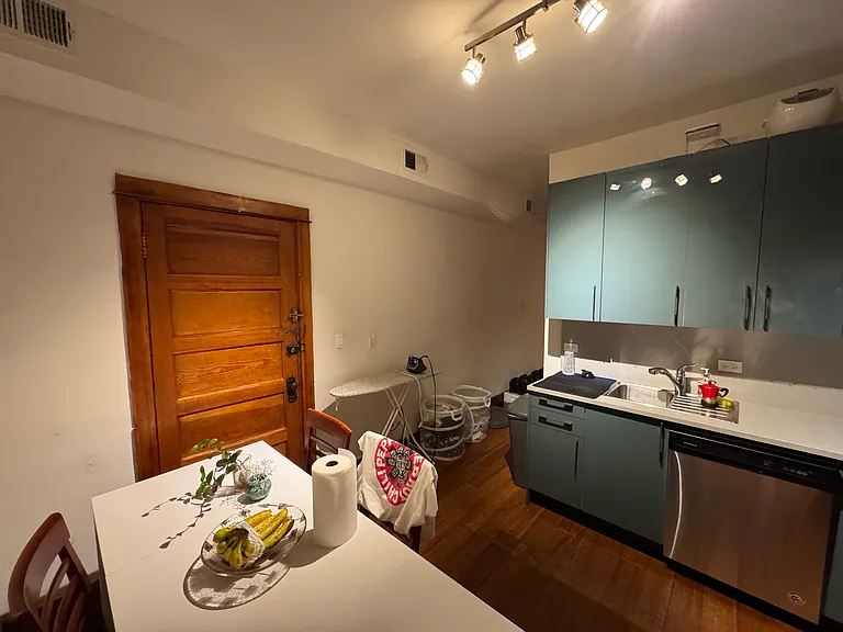 2152 W Walton St #1 — Photo 6