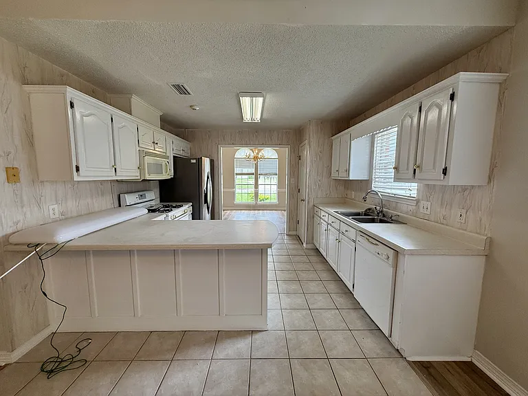 854 Louise Ave — Photo 8