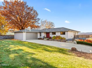 736 Country Club Dr, Yakima, WA