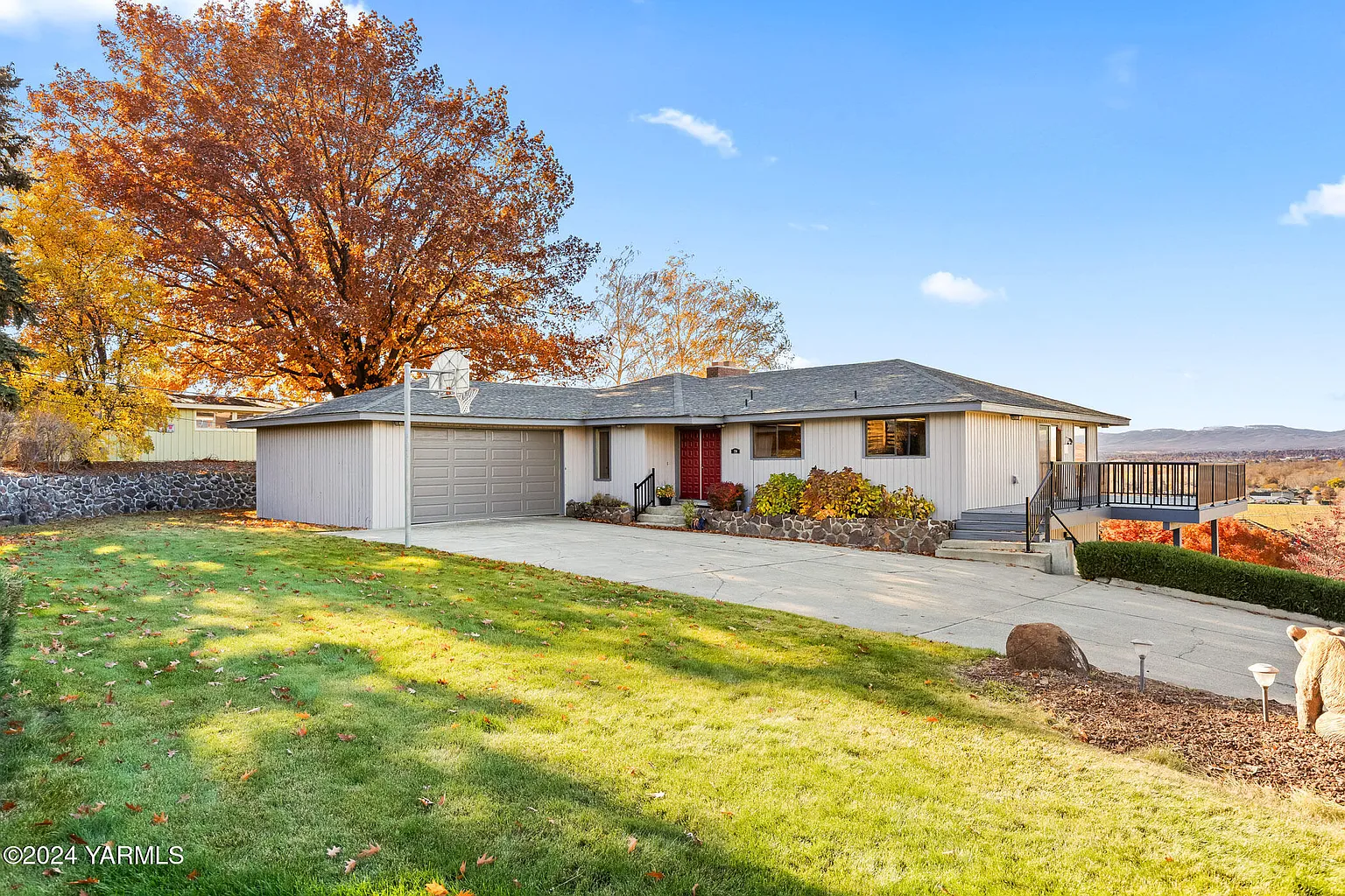 736 Country Club Dr photo 1