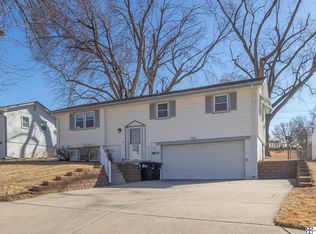 8835 Spaulding Cir, Omaha, NE 68134