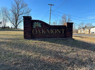 3900 Oakmont Ln, Hickory, NC 28602