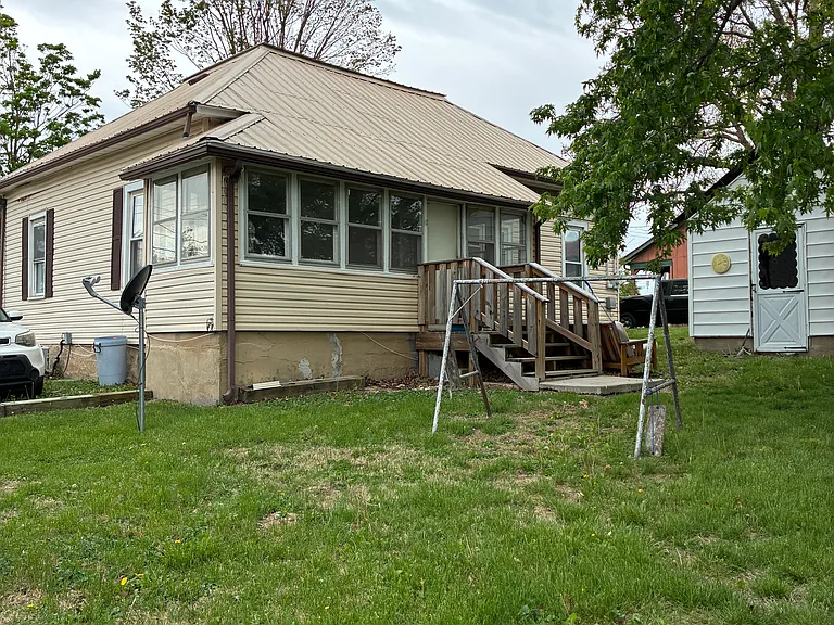 504 Houser St — Photo 15
