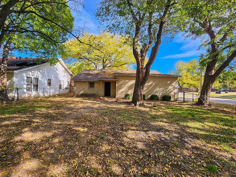 1002 Overland Ct — Photo 3