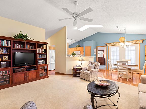 3rd image of 901 Lakeland Dr