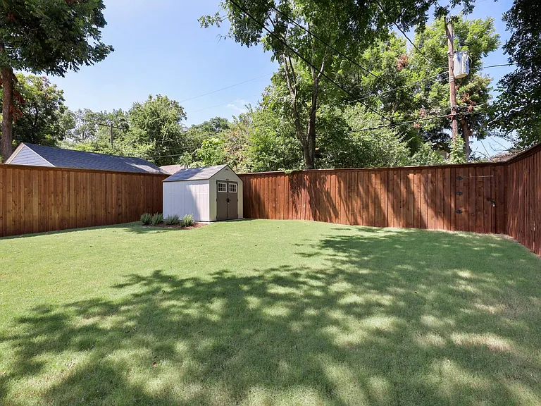 829 N Madison Ave — Photo 24