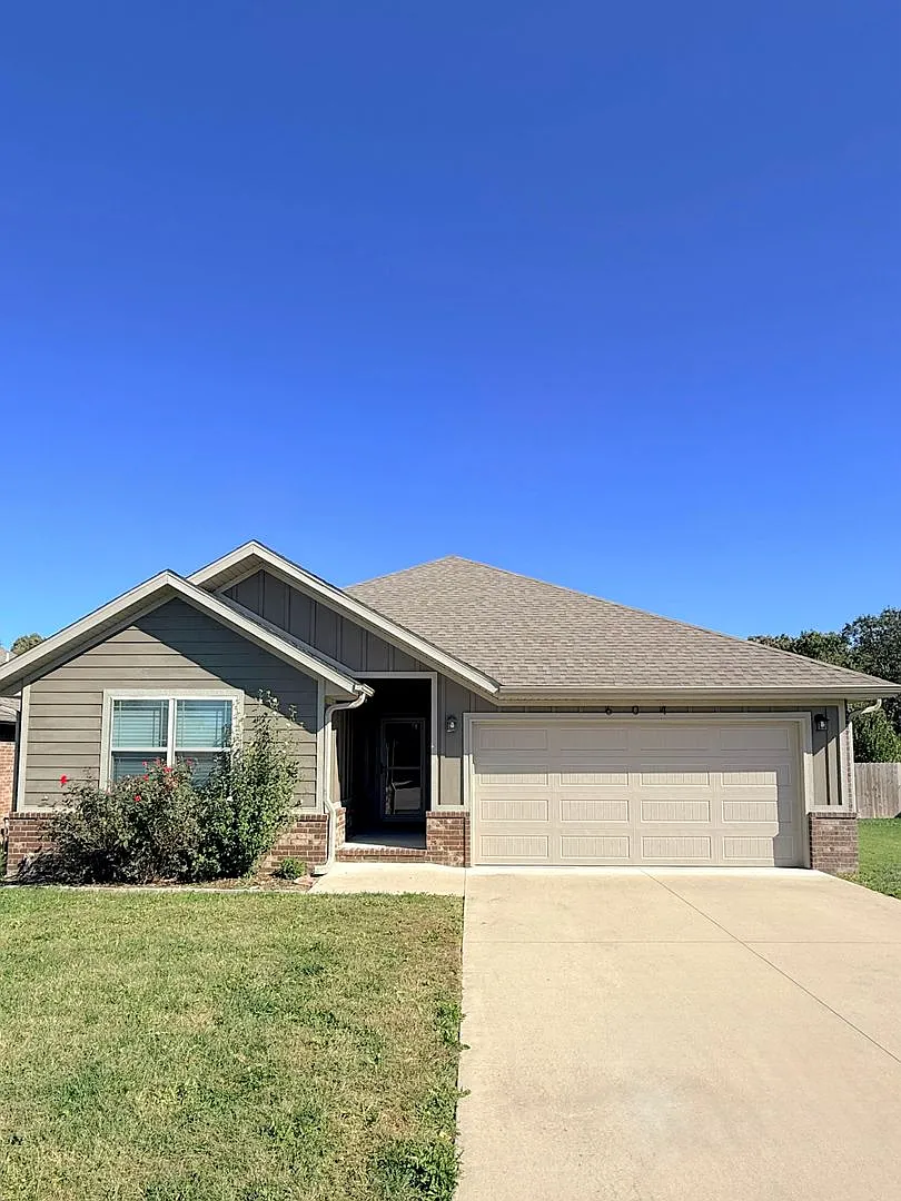 Fully Furnished 3 Bed / 2 Bath Home in Nixa — Photo 1