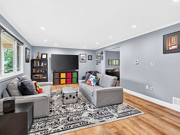 5th image of 214 Dombey Dr