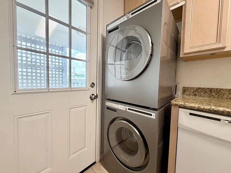 2126 Banks St #2 — Photo 33