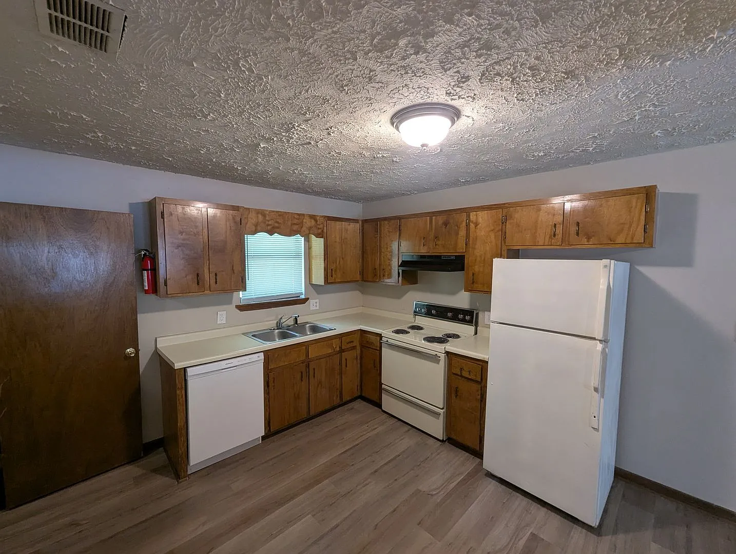 120/122 Cooper Springs Ct — Photo 1
