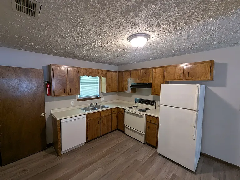 120/122 Cooper Springs Ct — Photo 1