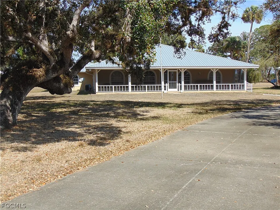 1092 Riverbend Dr