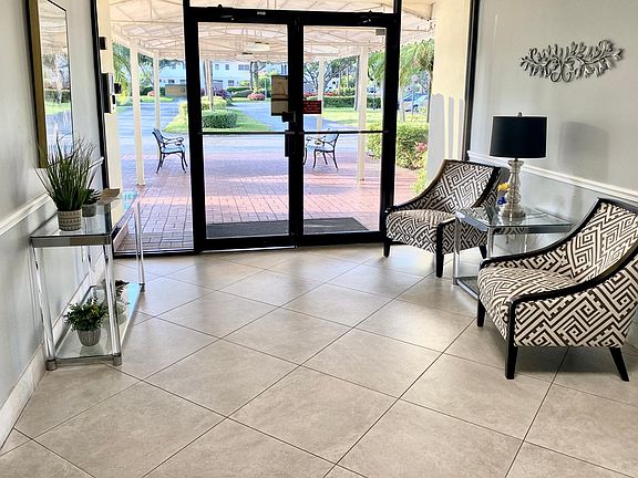 4th image of 3050 N Palm Aire Dr