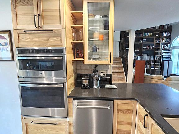 5th image of 15 Laurel Cir
