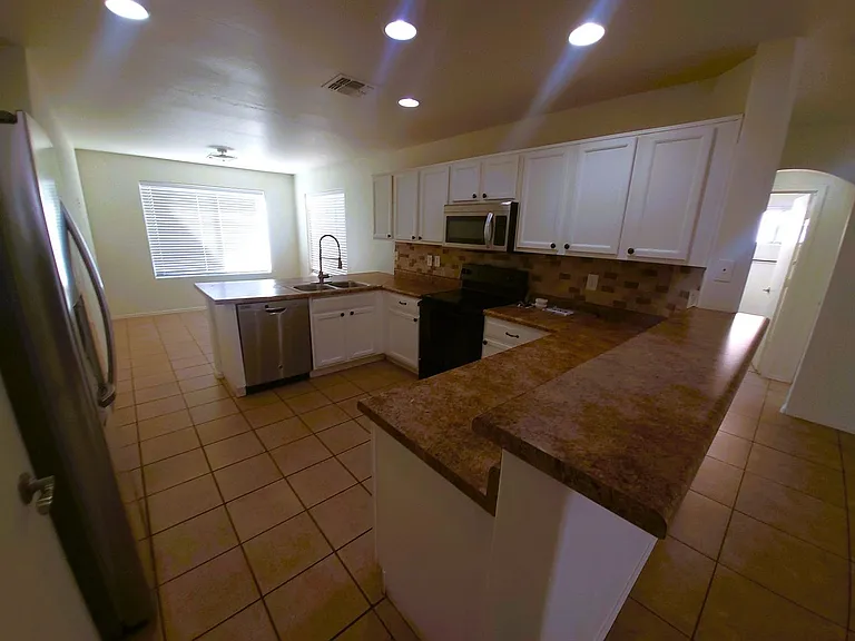 2634 E Paradise Ln — Photo 6