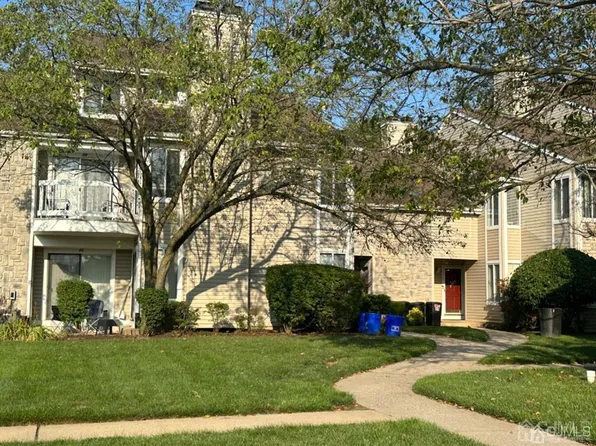 19 Farnham Sq, Parlin, NJ 08859