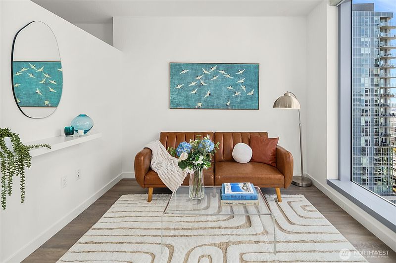 4th image of 800 Columbia Street #1703