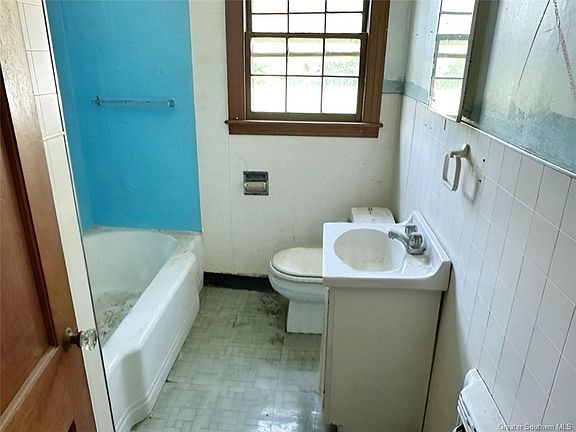 4th image of 414 E Lagrange St