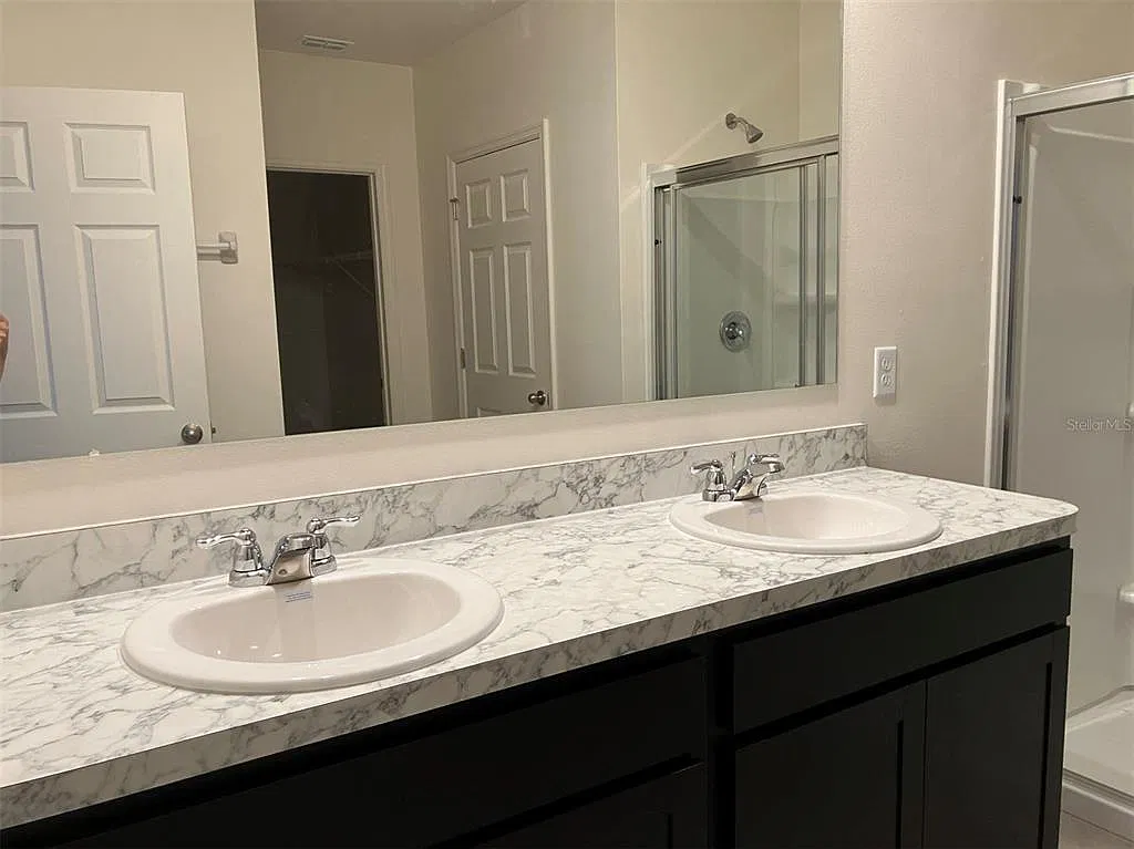 4 bed, 2.0 bath, 1828 sqft, $2,495 — Photo 4