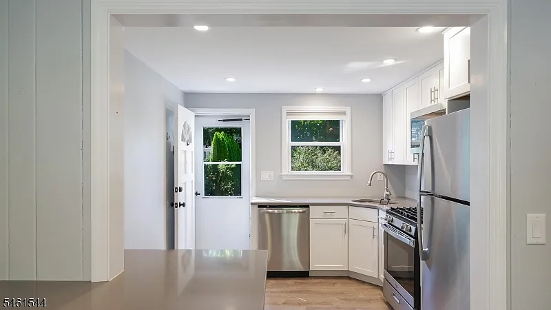 2 bed, 1.0 bath, $2,600 — Photo 4