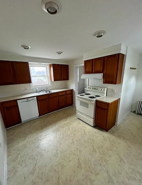 35 Thurston Ave, Newport, RI 02840 Zillow