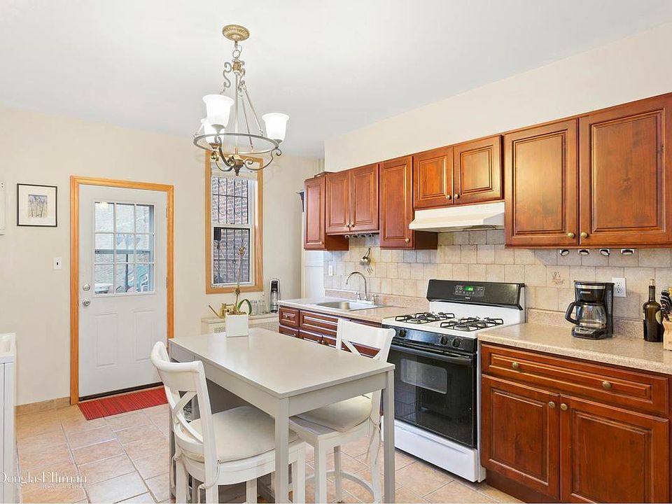 2nd image of 384 Manhattan Ave #1