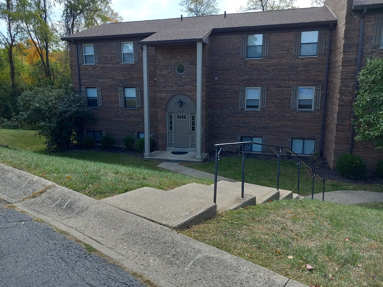 Chateau Ridge Apartments — Photo 1