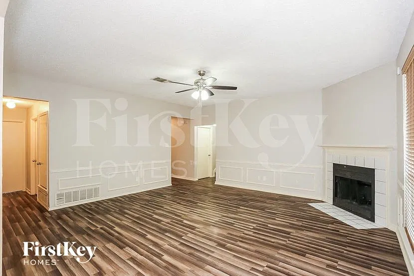 4 bed, 2.0 bath, 2100 sqft, $2,165 — Photo 3