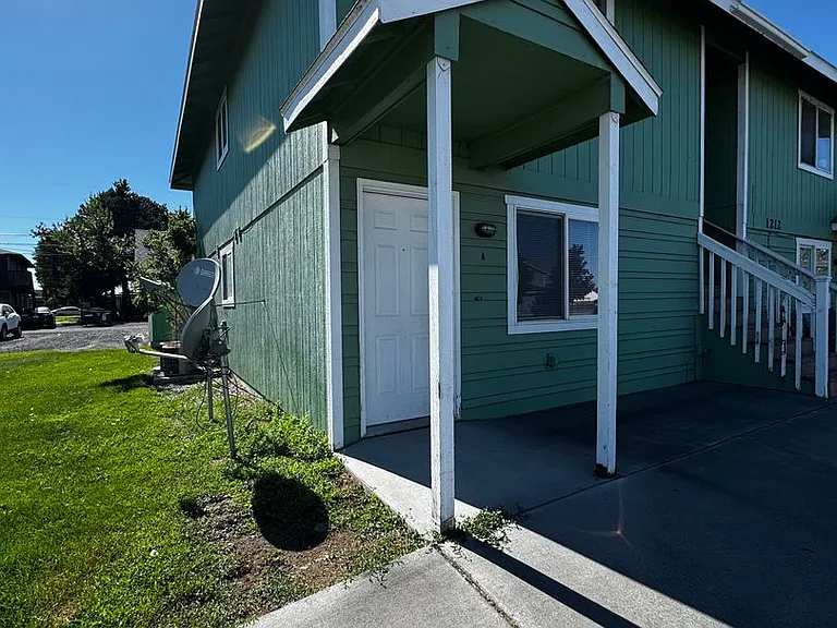 1212 W Columbia Ave — Photo 2