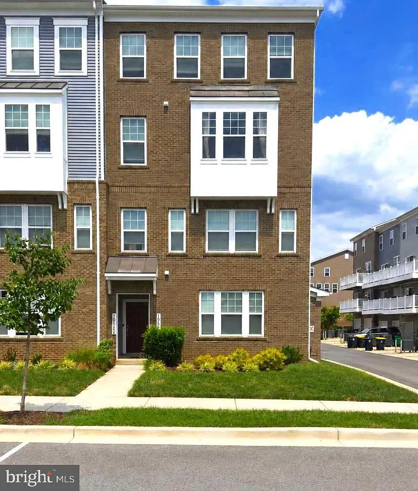 3 bed, 2.5 bath, 2766 sqft, $3,500 — Photo 1